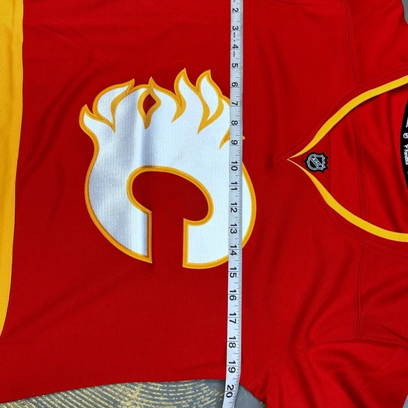 Calgary Flames Pull Over Sweater Jersey Medium Hockey NHL Fanatics Women’s - Picture 5 of 6